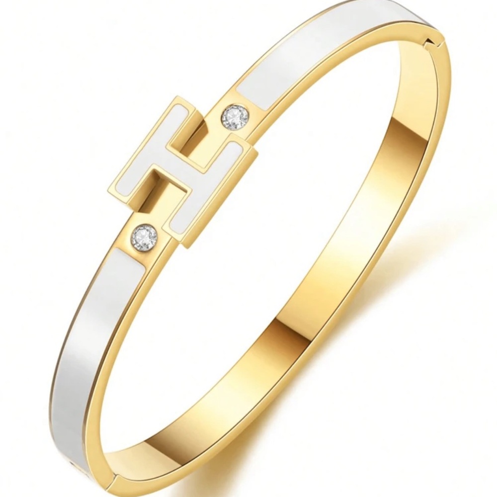 Elegant Gold and White Bracelet